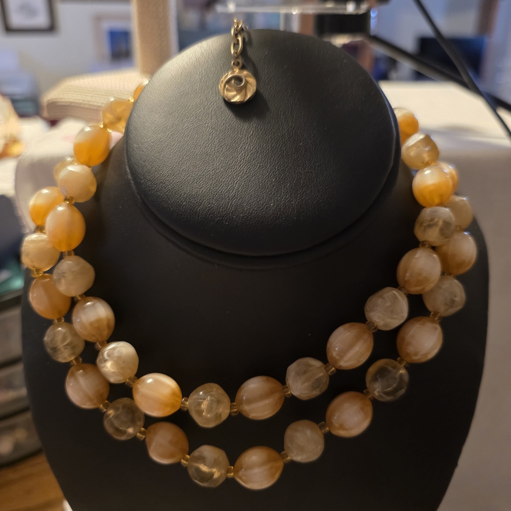 Beautiful Lisner 1950-1960 Swirled Moonglow Bead Necklace